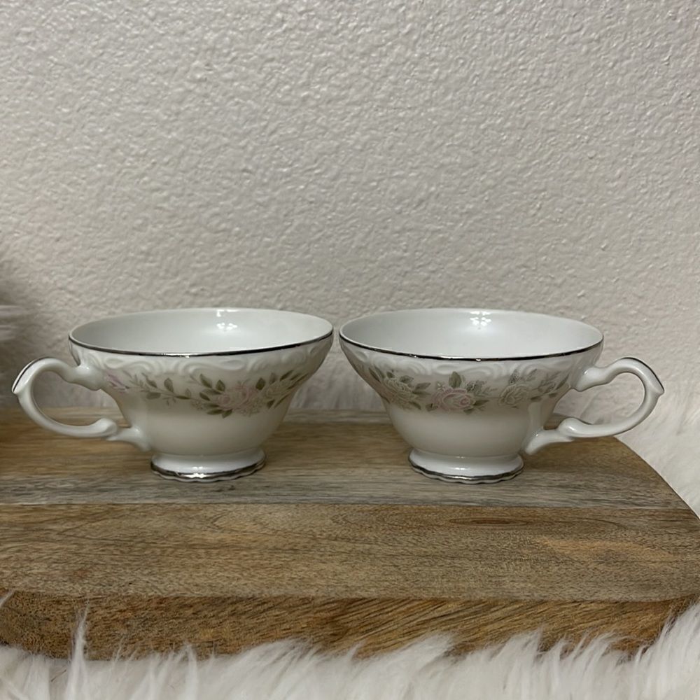 Vintage Sheffield Fine China 2 Tea Cups Classic 501 Pattern
